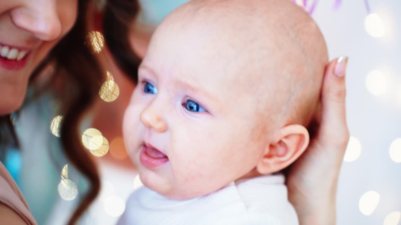 Nahaufnahme einer Mutter, die ihr bezauberndes Baby hält und küsst