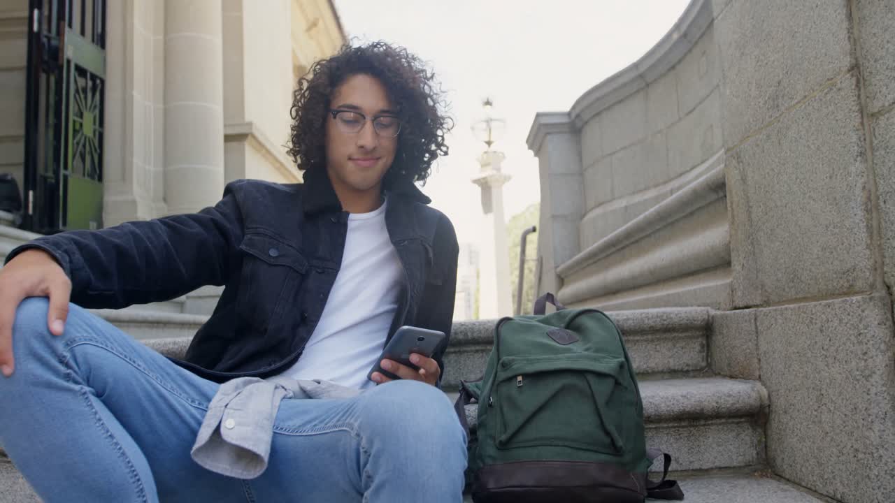 hombre usando teléfono móvil 4k