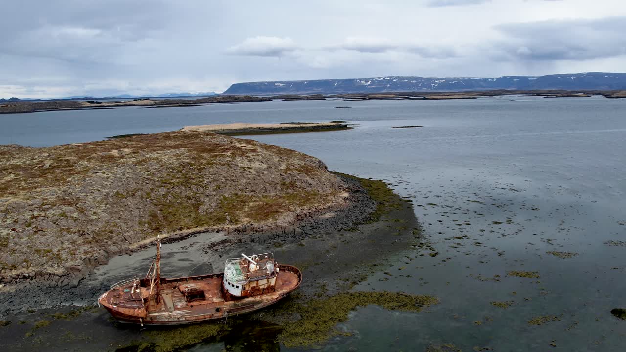 el barco olvidado del drone de islandia occidental naufragó en la isla de baron con una playa de arena negra