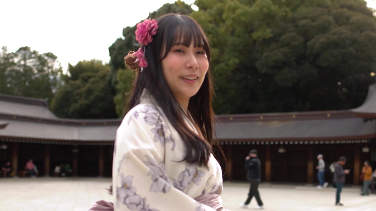 Duas mulheres em yukatas floridos caminham e viram no pátio de um histórico santuário de Tóquio.