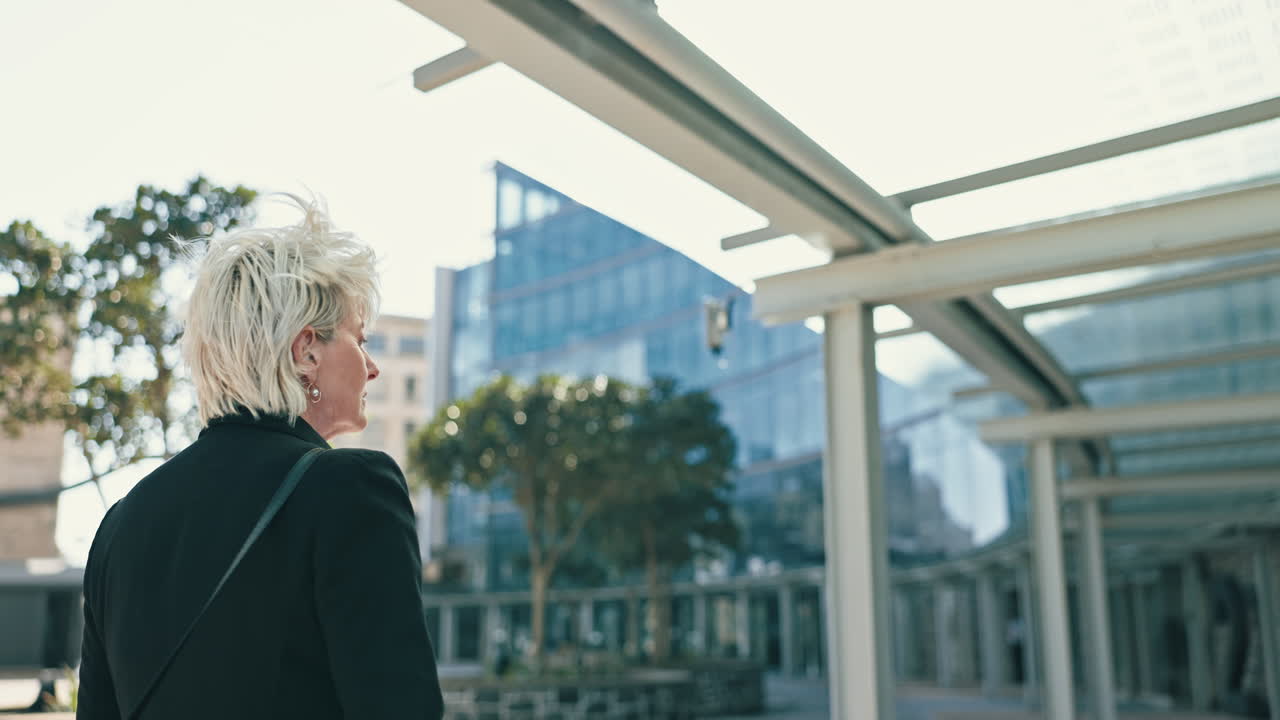 mujer de negocios, caminar y viajar al trabajo en la ciudad