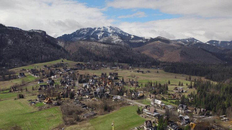 vista aérea de la aldea de montaña