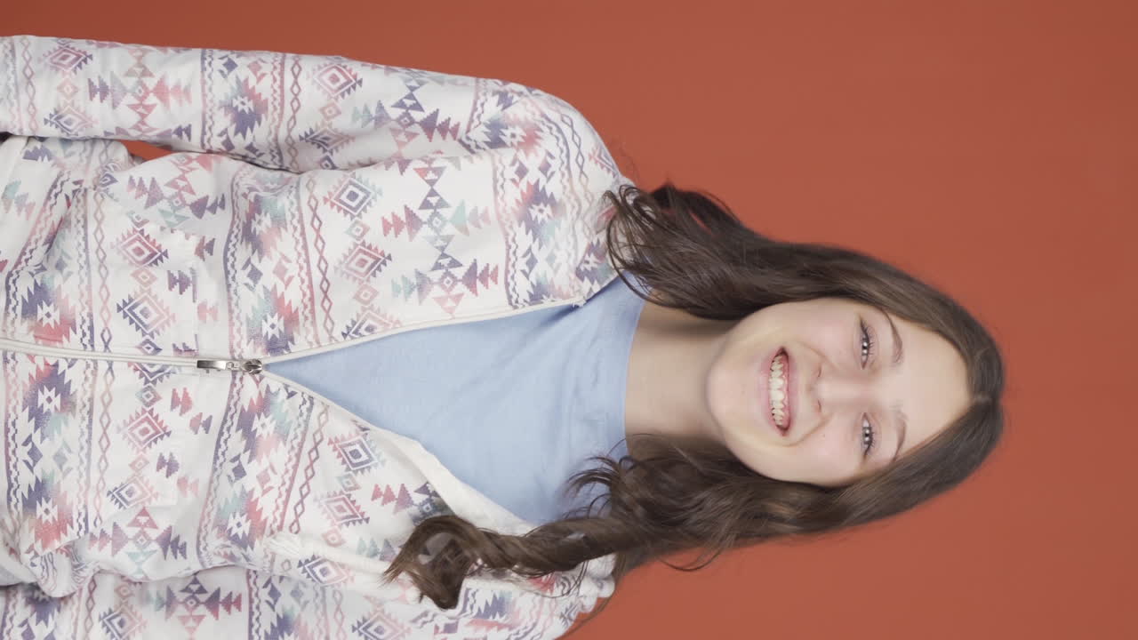 video vertical de una mujer joven sonriendo a la cámara