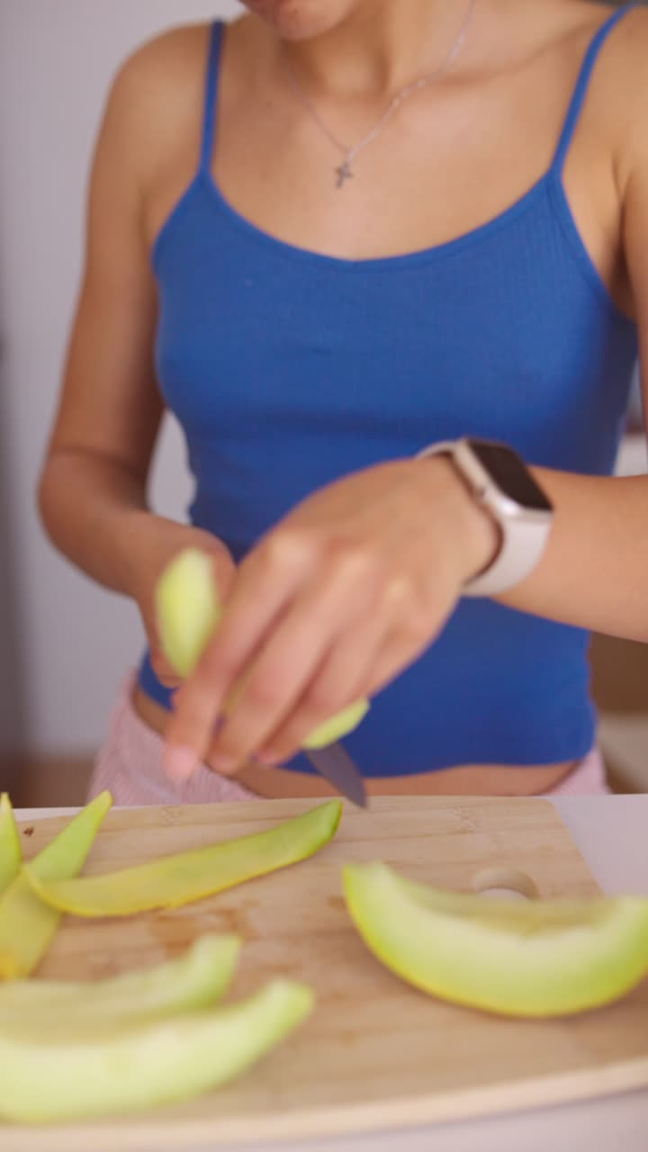 Donna che taglia il melone