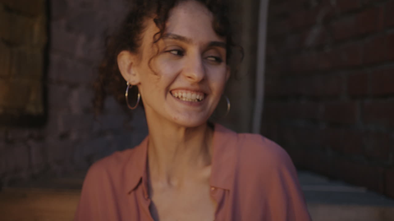 mujer con chispas en la noche