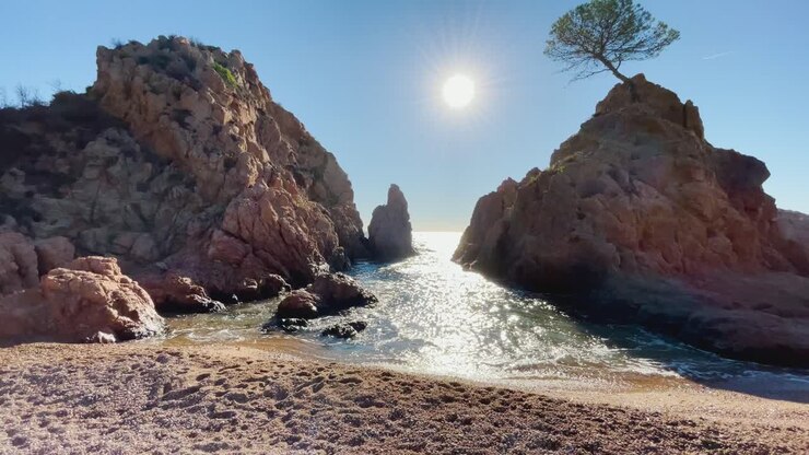 A praia Bahía de La Mar Menuda, bela praia com água turquesa e areias grossas, mar azul-caribenho, rochas turquesas ao fundo, sem pessoas.