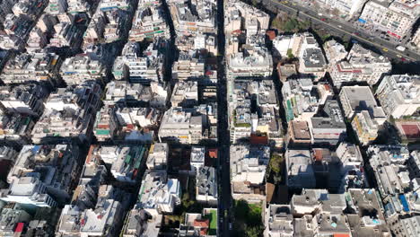 vuelo de drones sobre edificios de apartamentos en atenas, grecia