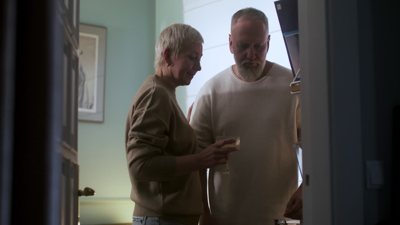 uomo che mette un disco in vinile