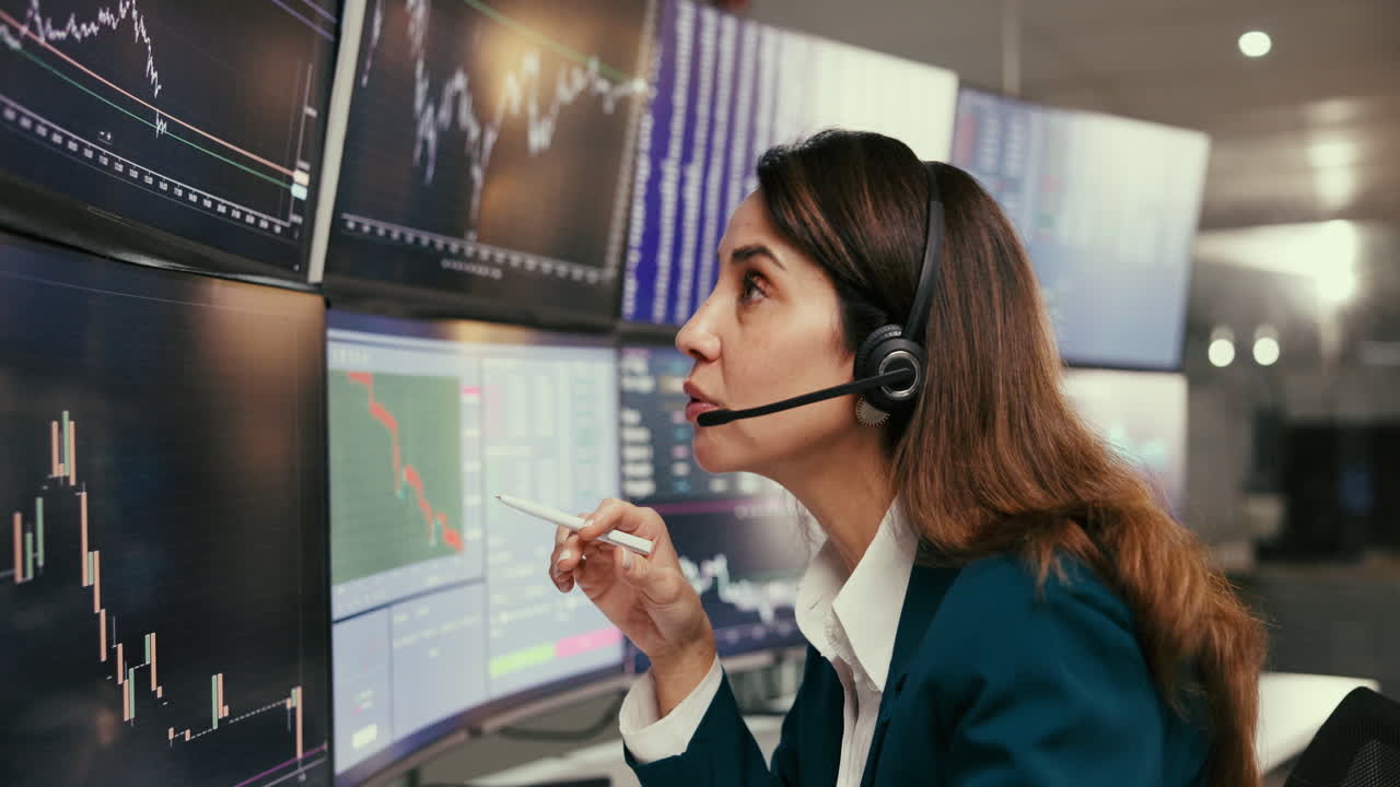 mujer de negocios analizando datos del mercado de valores