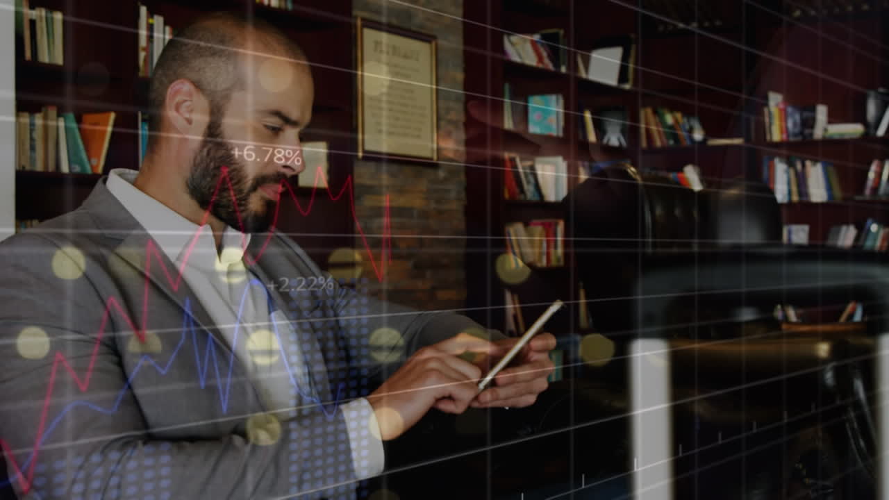 animación del procesamiento de datos sobre un hombre de negocios biracial en la biblioteca