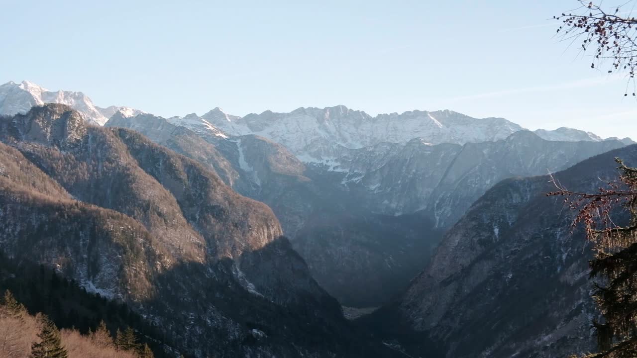 Fahrt und Blick über den höchsten Bergpass Sloweniens, den Vršič-Pass