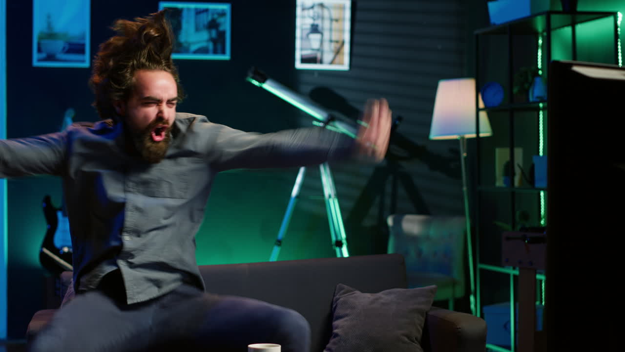 집에서 tv를 보고 클럽의 승리를 축하하는 미치광이 팬