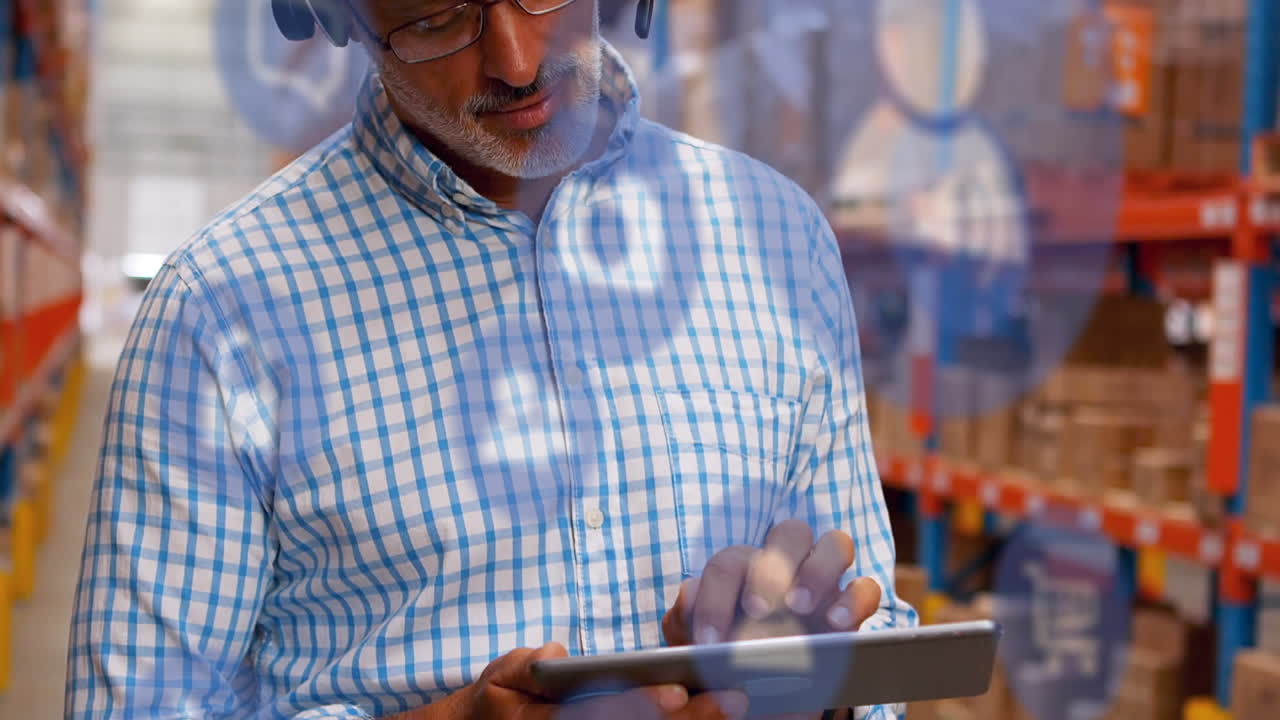 animación de iconos digitales sobre el hombre usando tableta en el almacén