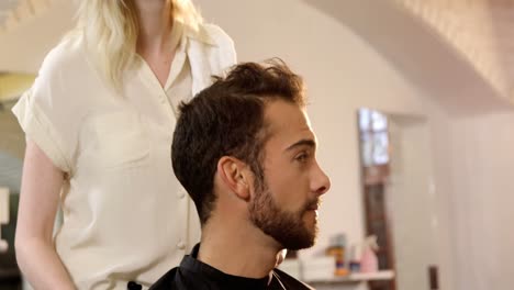 Female-hairdresser-interacting-with-man