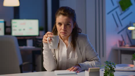 Mujer-De-Negocios-Discutiendo-Durante-Una-Videoconferencia-Trabajando-A-Medianoche