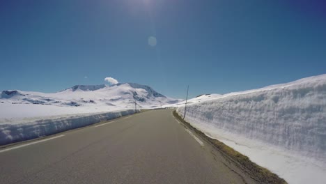 Conducir-Un-Coche-En-Una-Carretera-En-Noruega