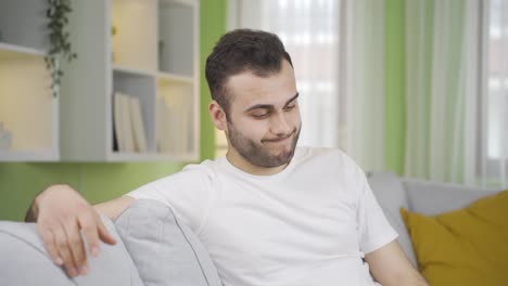 el joven fracasado está molesto y se siente indefenso.