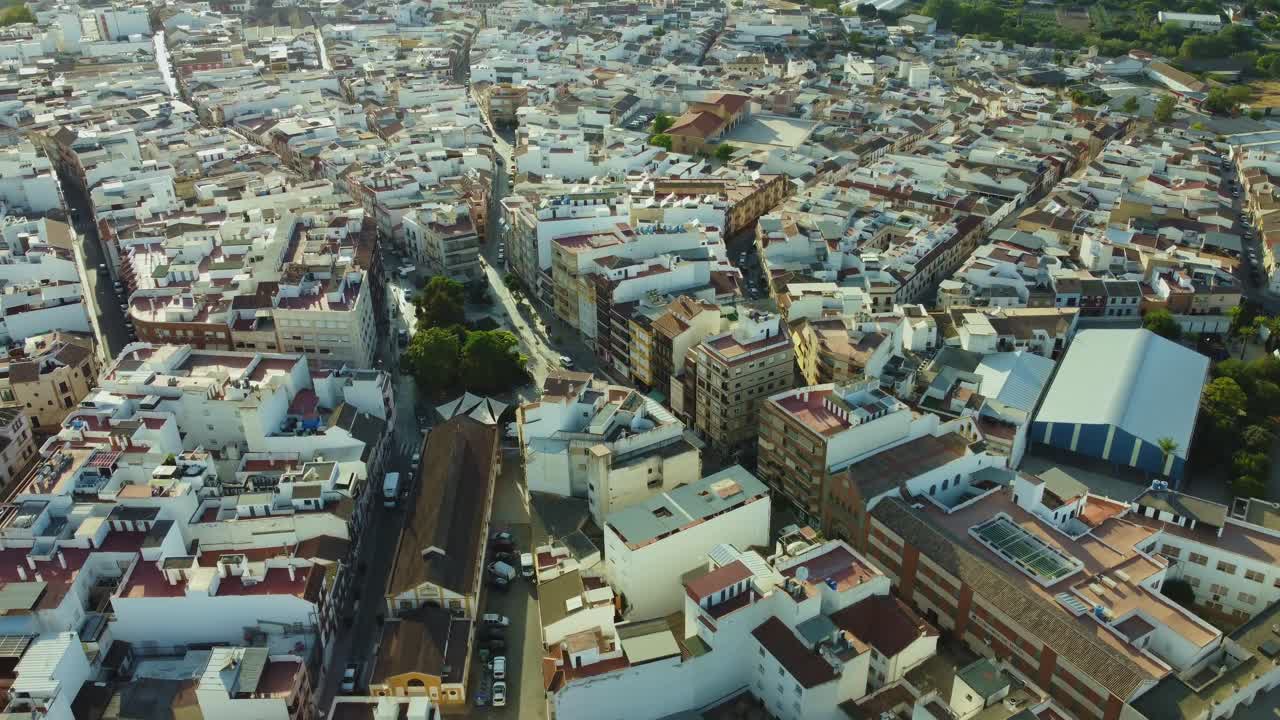 vista aérea de puente genil, españa, barrio del centro y paisaje urbano en un día soleado, calles y edificios, tiro de drones en órbita
