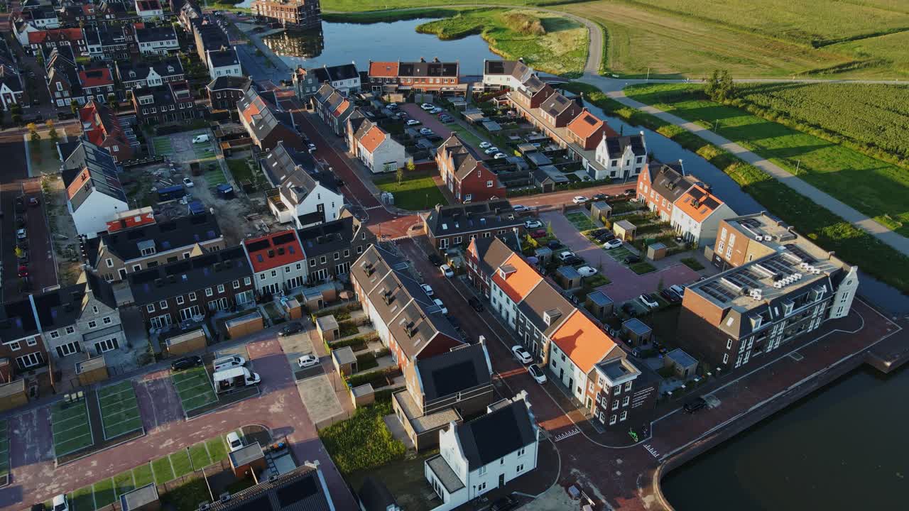 ⁇ 은 날 지붕에 태양 전지 패널과 함께 현대 교외 이웃의 안테나