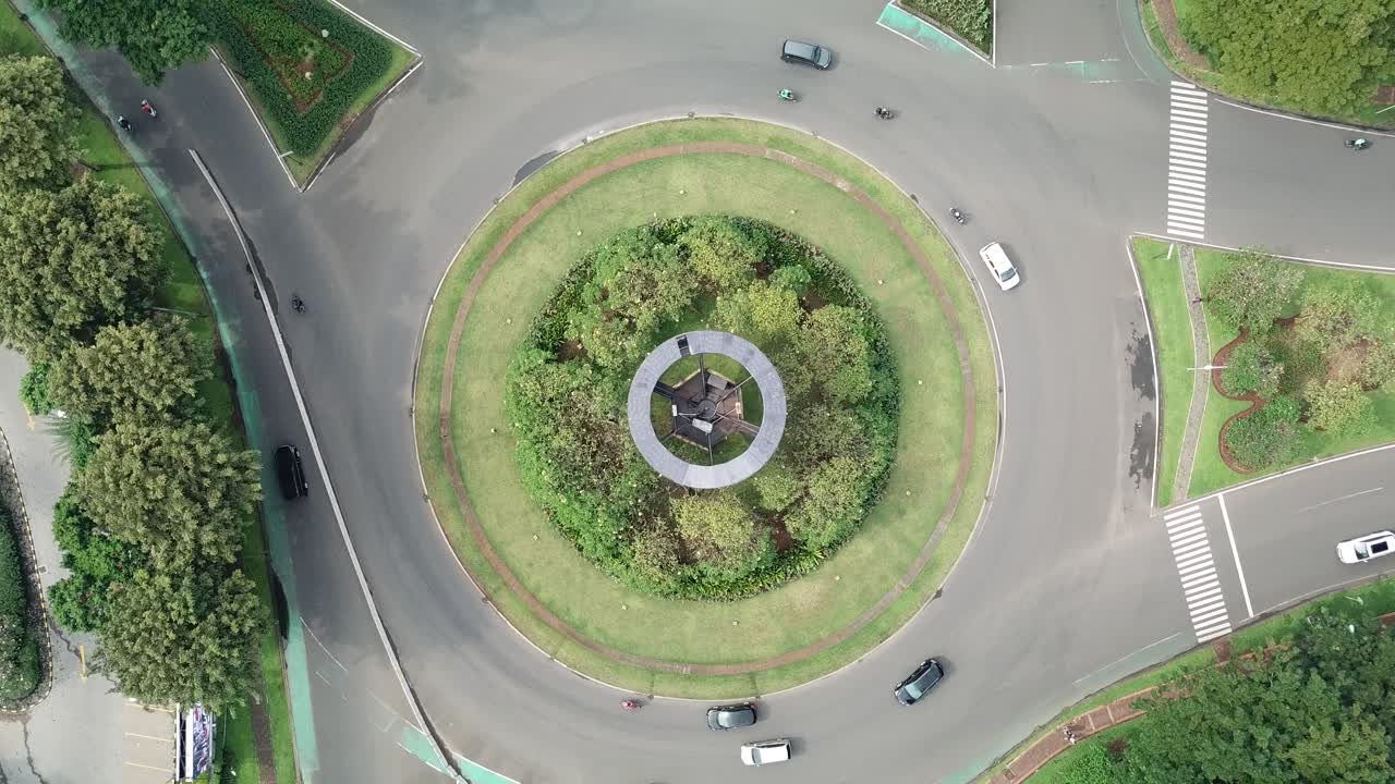 울창 한 풍경 을 가진 둥근 교차로 의 공중 풍경