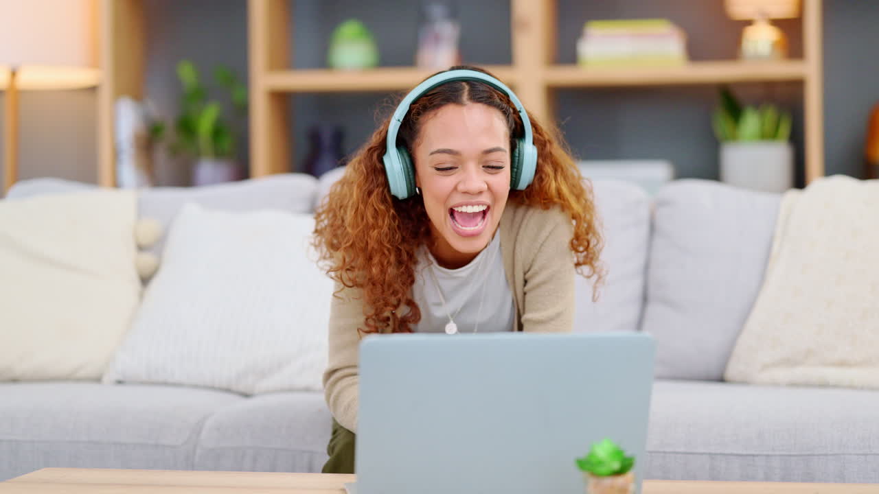 au pair usando portátil y auriculares para una videollamada