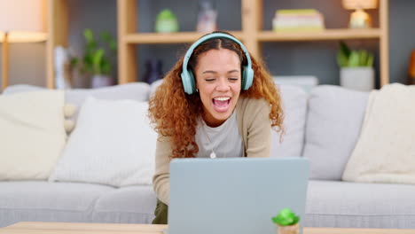 Au-Pair-Usando-Laptop-Y-Auriculares-Para-Videollamada