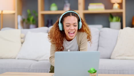 au pair usando portátil y auriculares para una videollamada