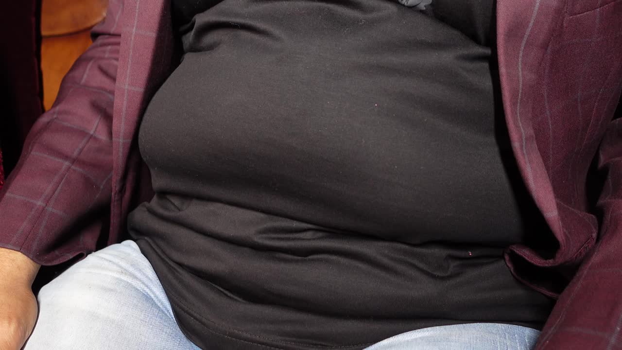 hombre con un vientre grande