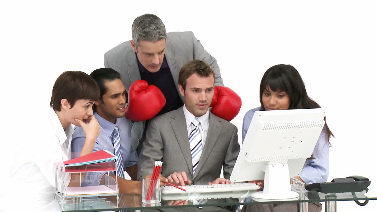 разочарованный менеджер бьет свою команду.