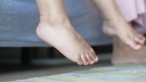 침대 위에 있는 아이의 발