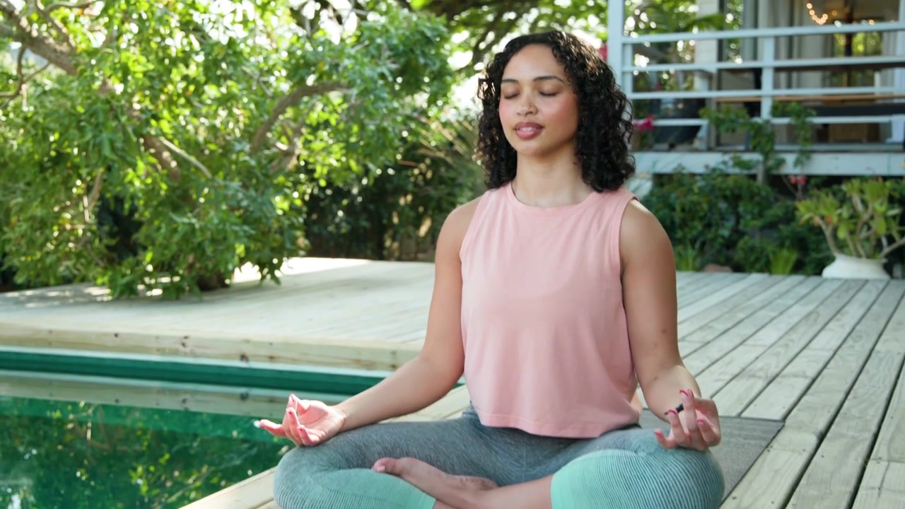 Mujer comenzando la postura de oración, meditando en una esterilla junto a la piscina, respirando mientras superposiciones muestran datos de salud