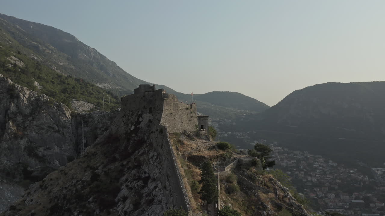 Le antiche mura lungo le montagne a Cattaro, Montenegro. I bastioni hanno postazioni in vari punti; al loro interno c'è una rete di comunicazioni e anche edifici aggiuntivi.