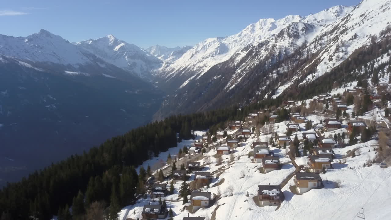 vista aérea del pueblo de esquí y la impresionante cordillera en los alpes suizos