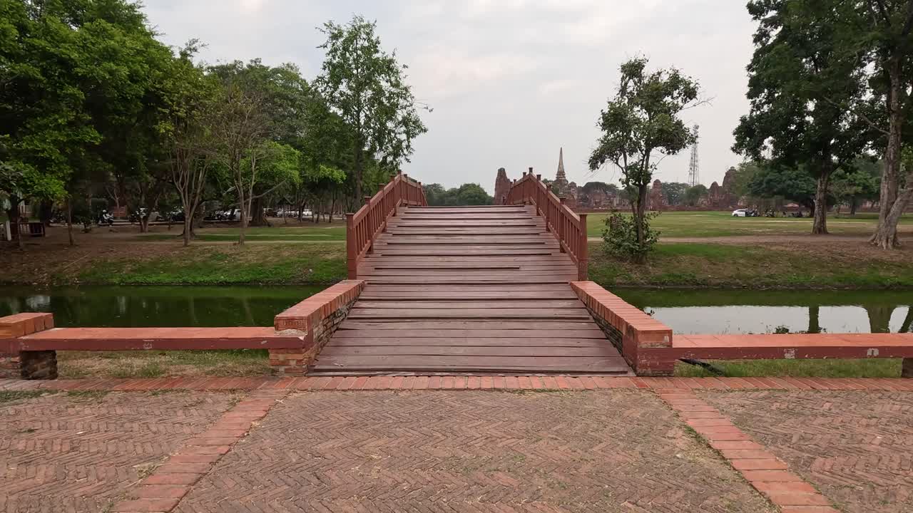 다리를 건너 역사적인 장소로 향하는 진행