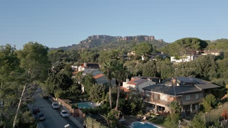 fotografía panorámica aérea del campo europeo del pueblo mediterráneo de sant llorenç del mont