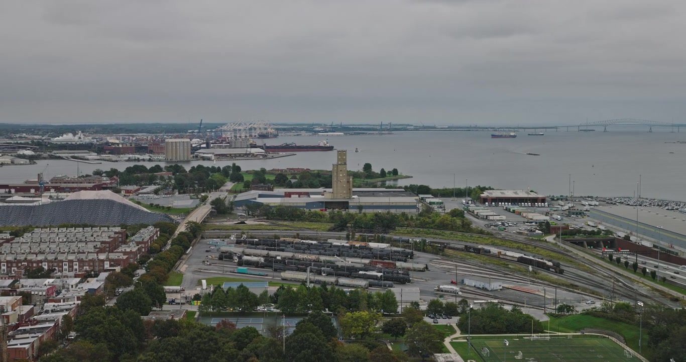 Baltimore Maryland Aerea v50 sorvolo sopra i depositi ferroviari di Locust Point, che rivela il porto del fiume Patapsco, i cantieri navali e il lungomare industriale - Ripreso con Inspire 3 8k - 28 settembre 2023