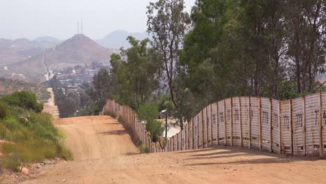 La-Valla-Del-Muro-Fronterizo-Estadounidense-Con-La-Ciudad-De-Tecate-México-Antecedentes-1