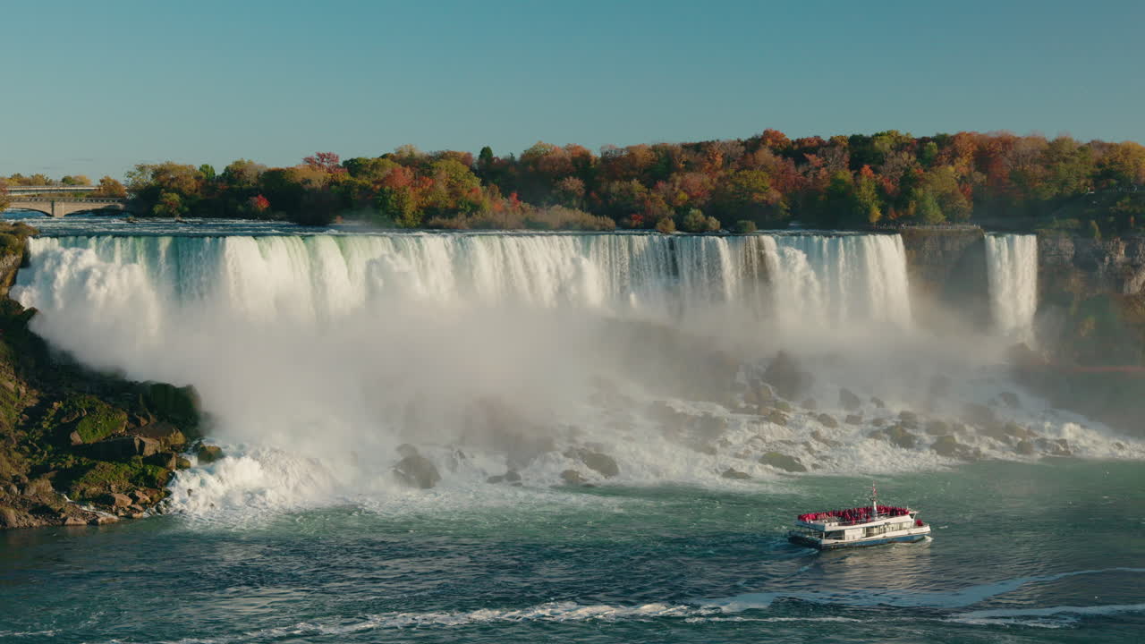 Sonbaharda Niagara Şelaleleri'ndeki Amerikan Şelalesi'ne Yaklaşan Turist Teknesi