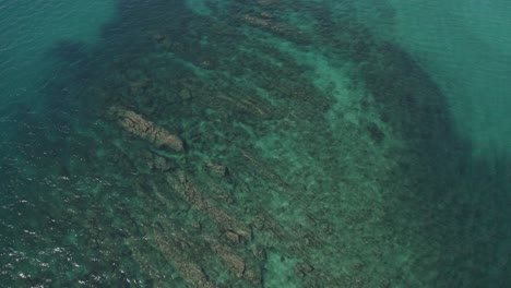 Agua-Cristalina-Con-Arrecife-De-Rocas-De-Paso-En-La-Isla-Gran-Keppel,-Gran-Barrera-De-Coral,-Costa-De-Capricornio,-Qld-Australia