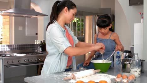 Mutter-Und-Tochter-Backen-Zusammen