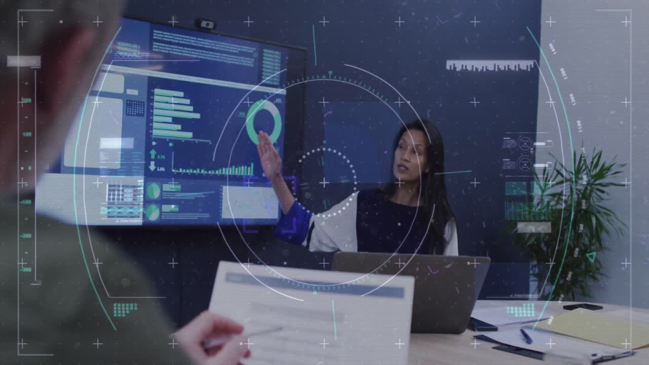 animación del procesamiento de datos financieros sobre diversas personas de negocios en la oficina