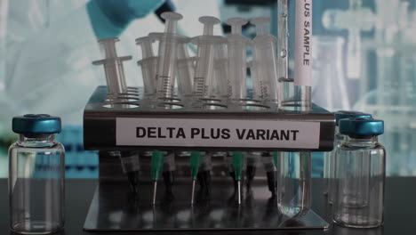 muestras de tubo de ensayo de variante delta más que se retiran del estante