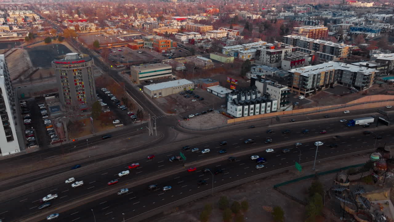 콜로라도주 덴버의 고속도로를 달리는 자동차의 틸팅샷