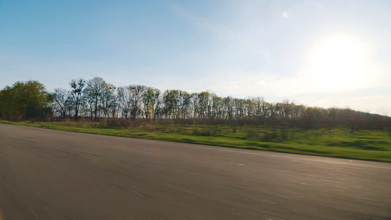 motociclista aparece en el cuadro disparando en movimiento sin problemas y sin sacudidas