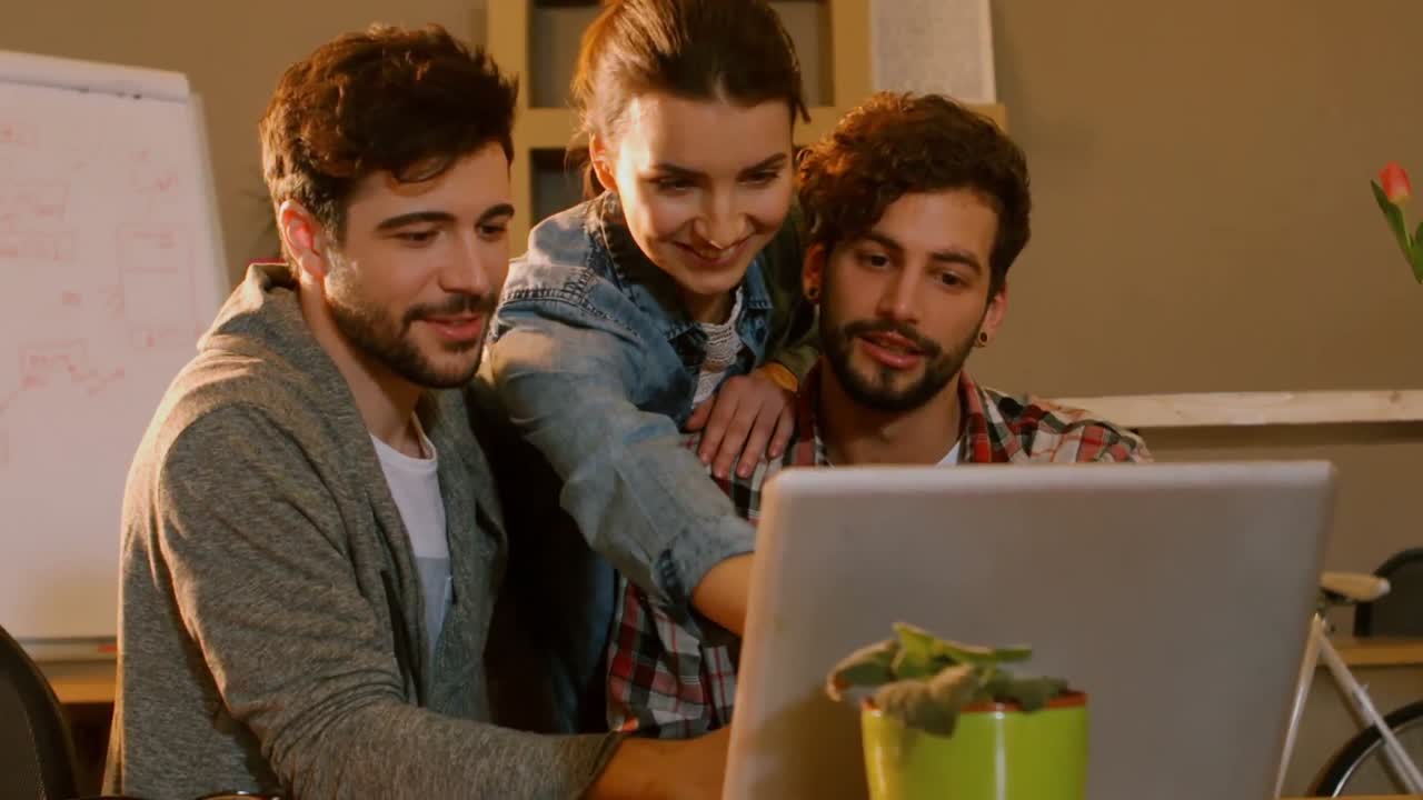 colegas discutiendo planes en la pizarra blanca