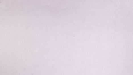 el papel para el texto sale del sobre y el regalo aparece para el día de san valentín.