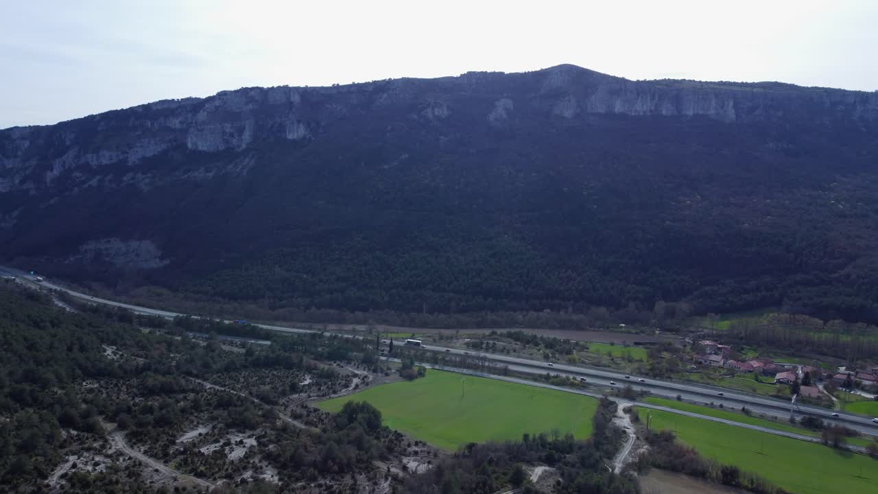 panes aéreos con el tráfico de la carretera que conduce al paso de montaña en los pirineos