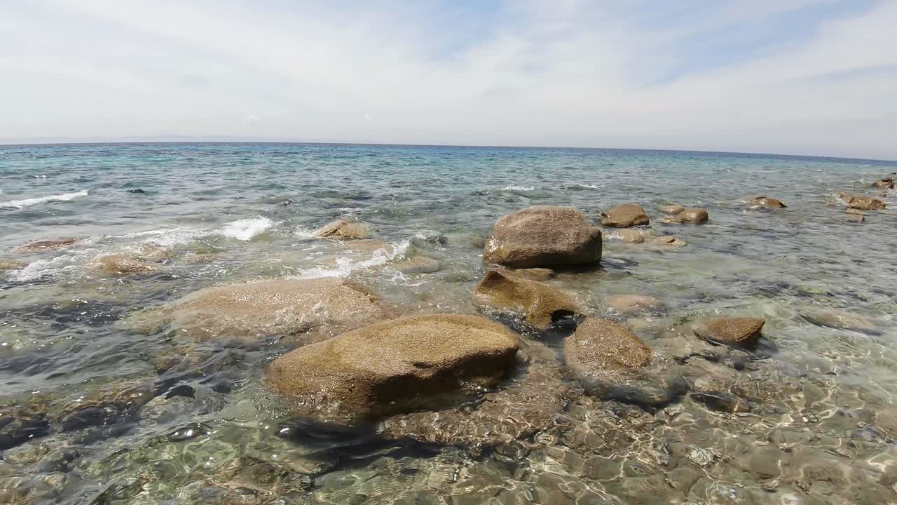 Acqua di mare cristallina su una costa rocciosa
