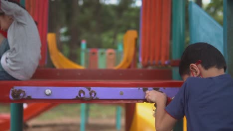 Glückliche-Kinder-Spielen-Und-Klettern-Auf-Dem-Farbenfrohen-Spielplatz