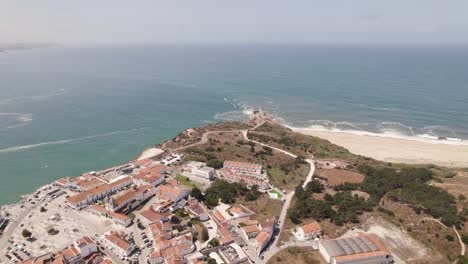 pueblo de nazare y famosa playa con mar de fondo, portugal